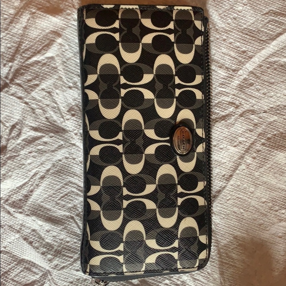 Coach zipped women’s wallet
